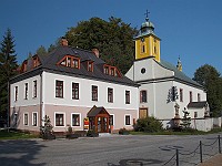 Pošta a kostel v Dolním Dvoře (14.10.2006)